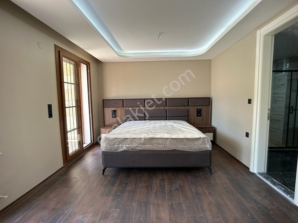 Kuşadası'nda Geniş Havuzlu Sitede Eşyalı Ve Asansörlü Villa - Görsel 30