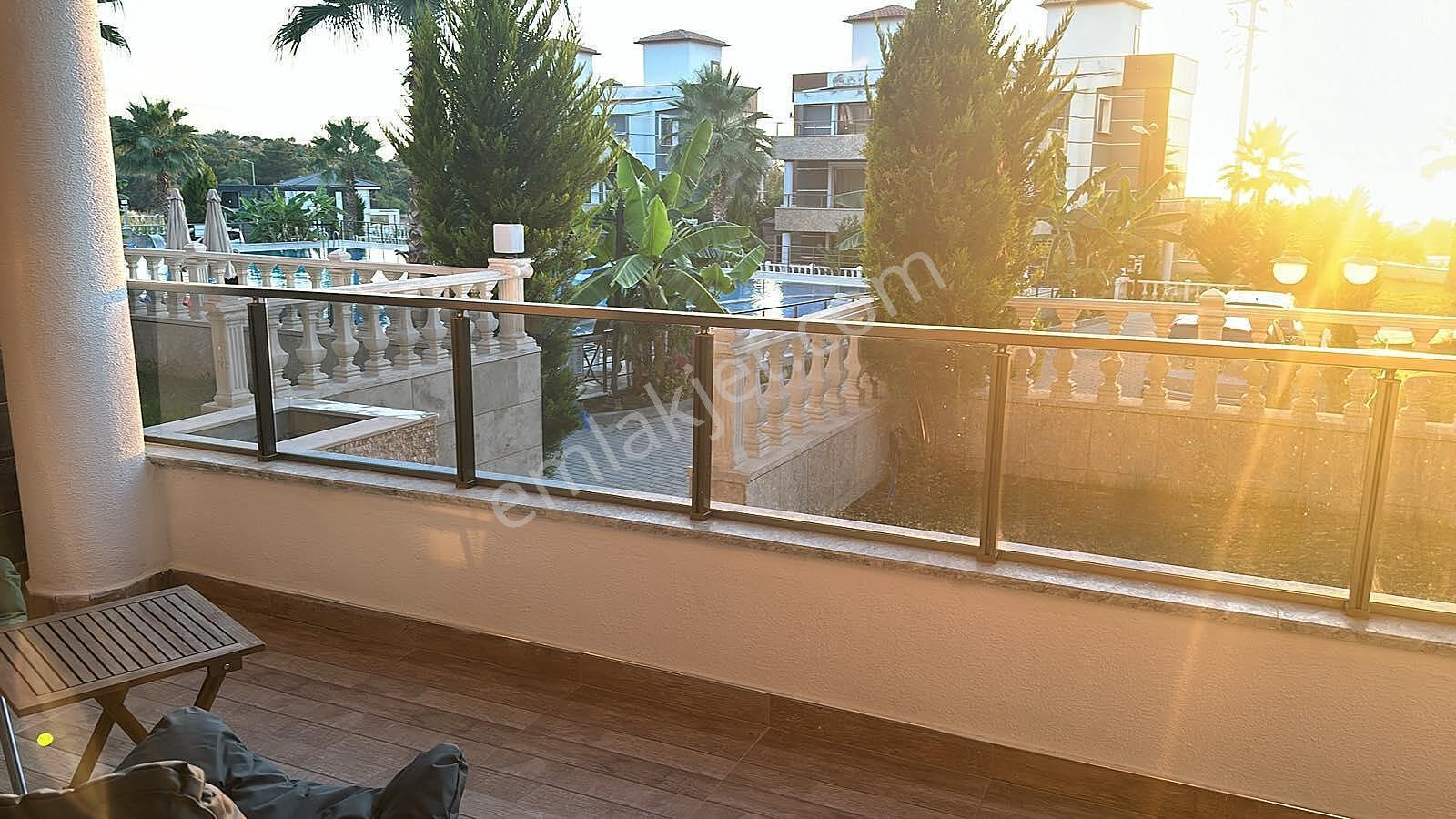 Kuşadası'nda Geniş Havuzlu Sitede Eşyalı Ve Asansörlü Villa - Görsel 14