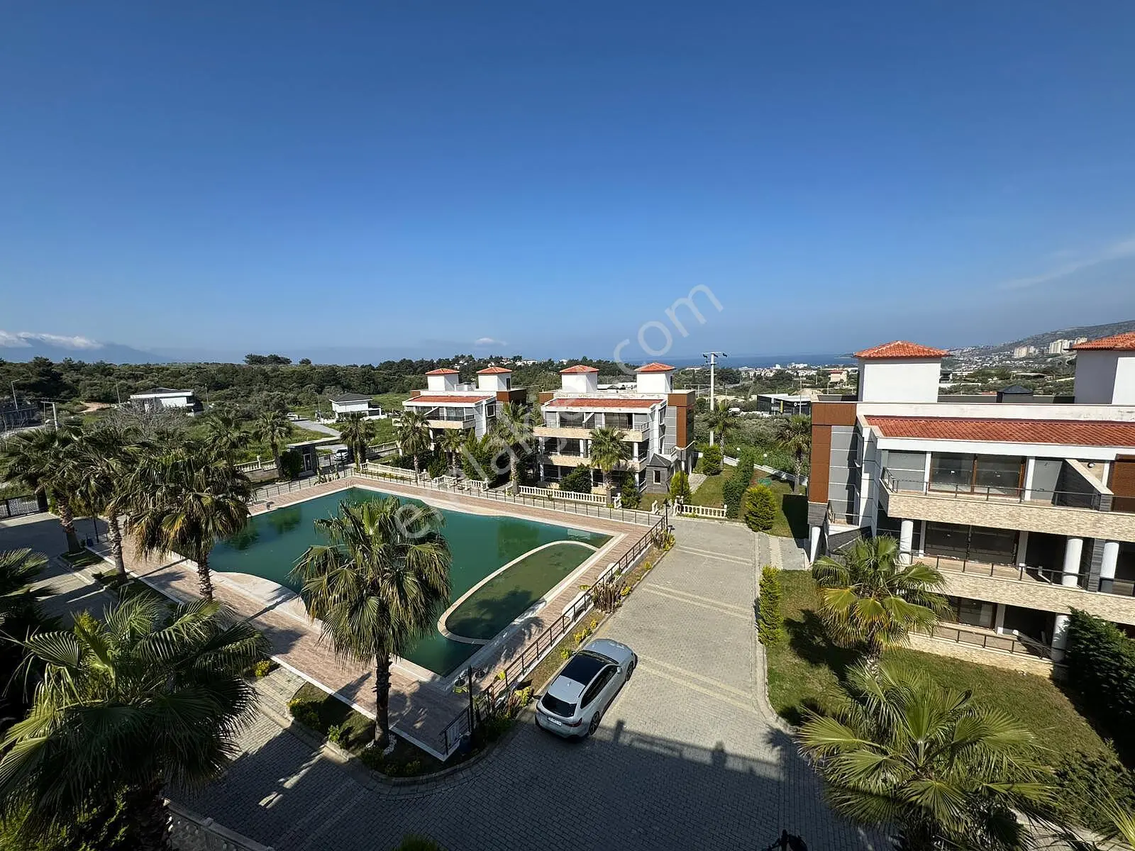 Kuşadası'nda Geniş Havuzlu Sitede Eşyalı Ve Asansörlü Villa - Görsel 3