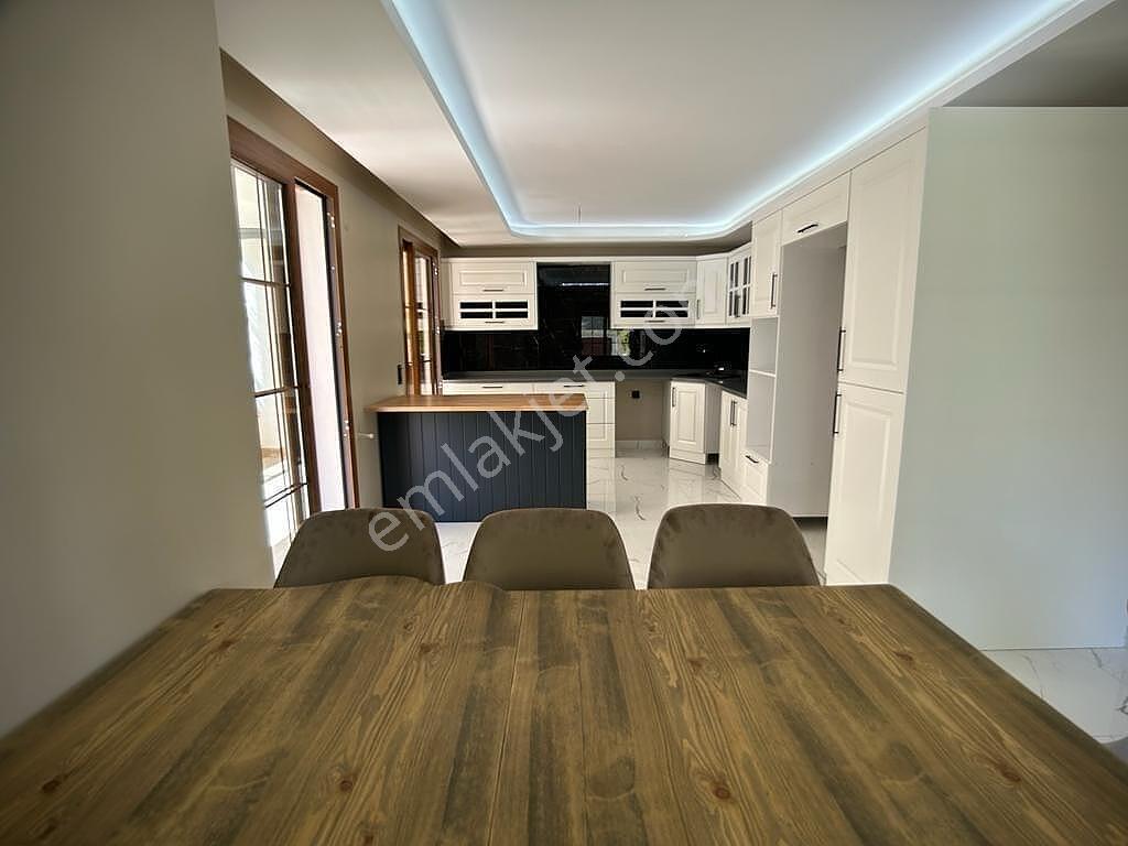 Kuşadası'nda Geniş Havuzlu Sitede Eşyalı Ve Asansörlü Villa - Görsel 27