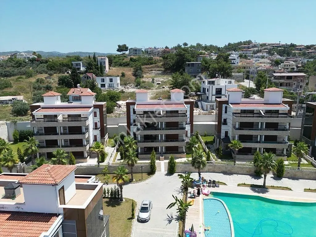 Kuşadası'nda Geniş Havuzlu Sitede Eşyalı Ve Asansörlü Villa - Görsel 4
