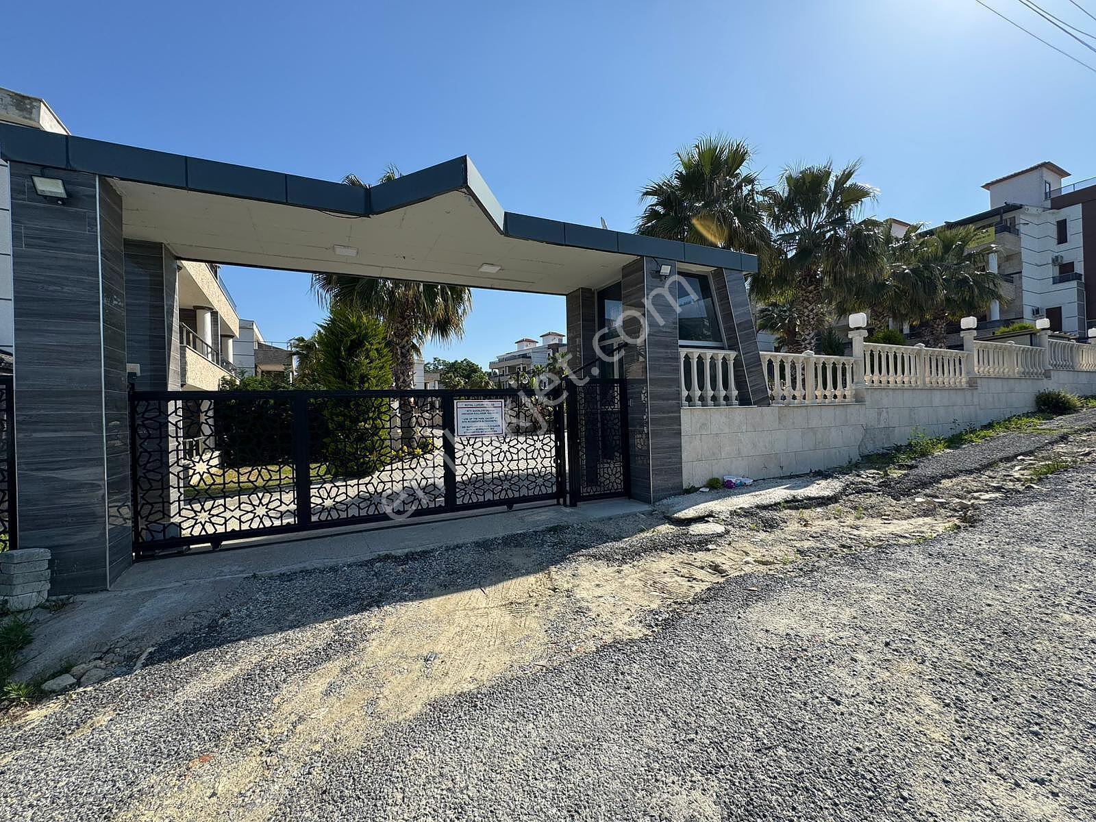 Kuşadası'nda Geniş Havuzlu Sitede Eşyalı Ve Asansörlü Villa - Görsel 19