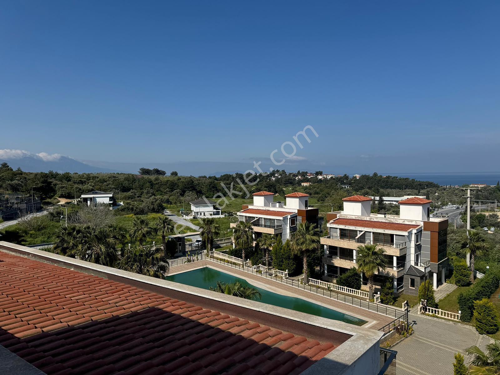 Kuşadası'nda Geniş Havuzlu Sitede Eşyalı Ve Asansörlü Villa - Görsel 6