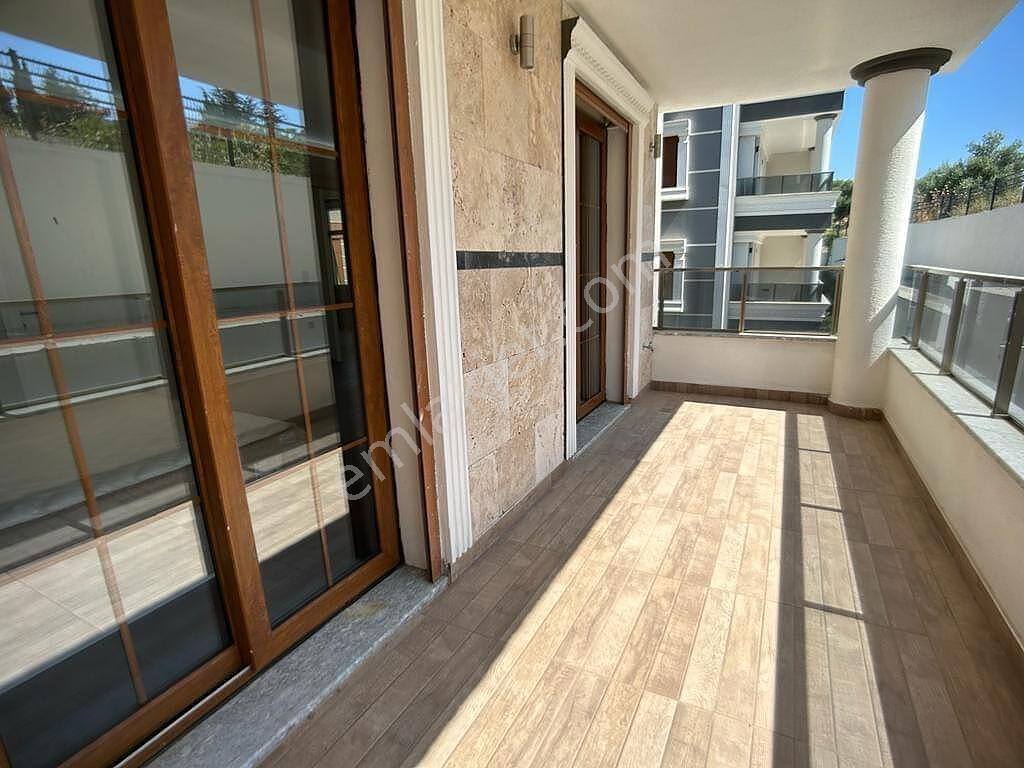 Kuşadası'nda Geniş Havuzlu Sitede Eşyalı Ve Asansörlü Villa - Görsel 18