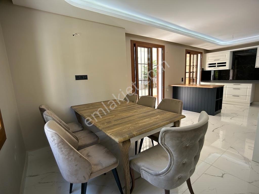 Kuşadası'nda Geniş Havuzlu Sitede Eşyalı Ve Asansörlü Villa - Görsel 26