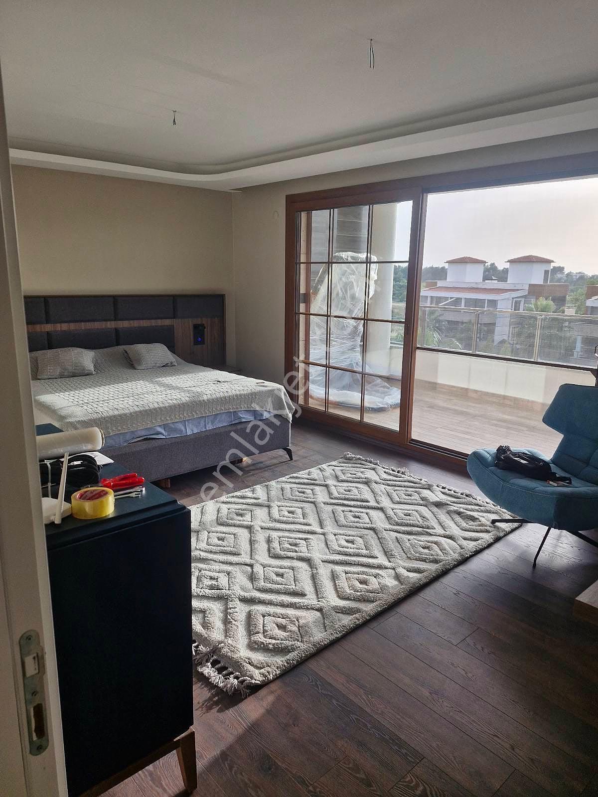 Kuşadası'nda Geniş Havuzlu Sitede Eşyalı Ve Asansörlü Villa - Görsel 34