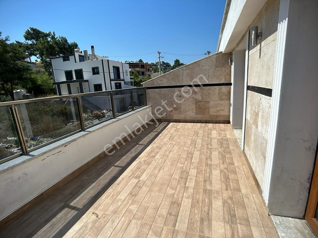 Kuşadası'nda Geniş Havuzlu Sitede Eşyalı Ve Asansörlü Villa - Görsel 17
