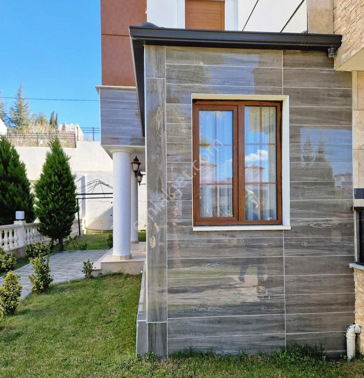 Kuşadası'nda Geniş Havuzlu Sitede Eşyalı Ve Asansörlü Villa - Görsel 11