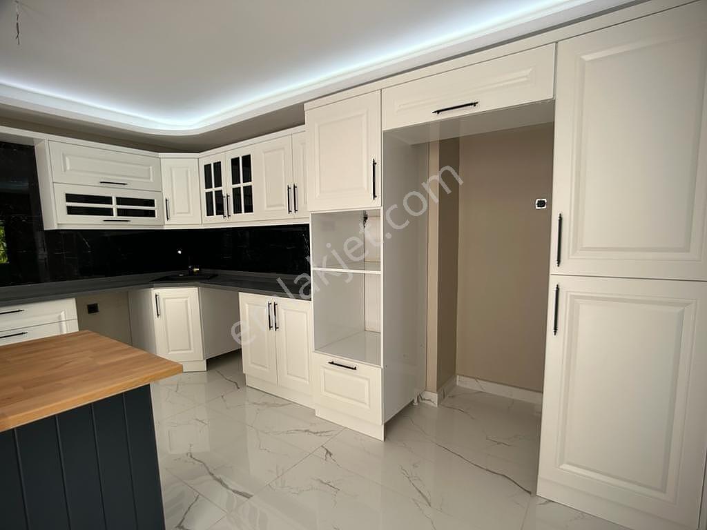 Kuşadası'nda Geniş Havuzlu Sitede Eşyalı Ve Asansörlü Villa - Görsel 24