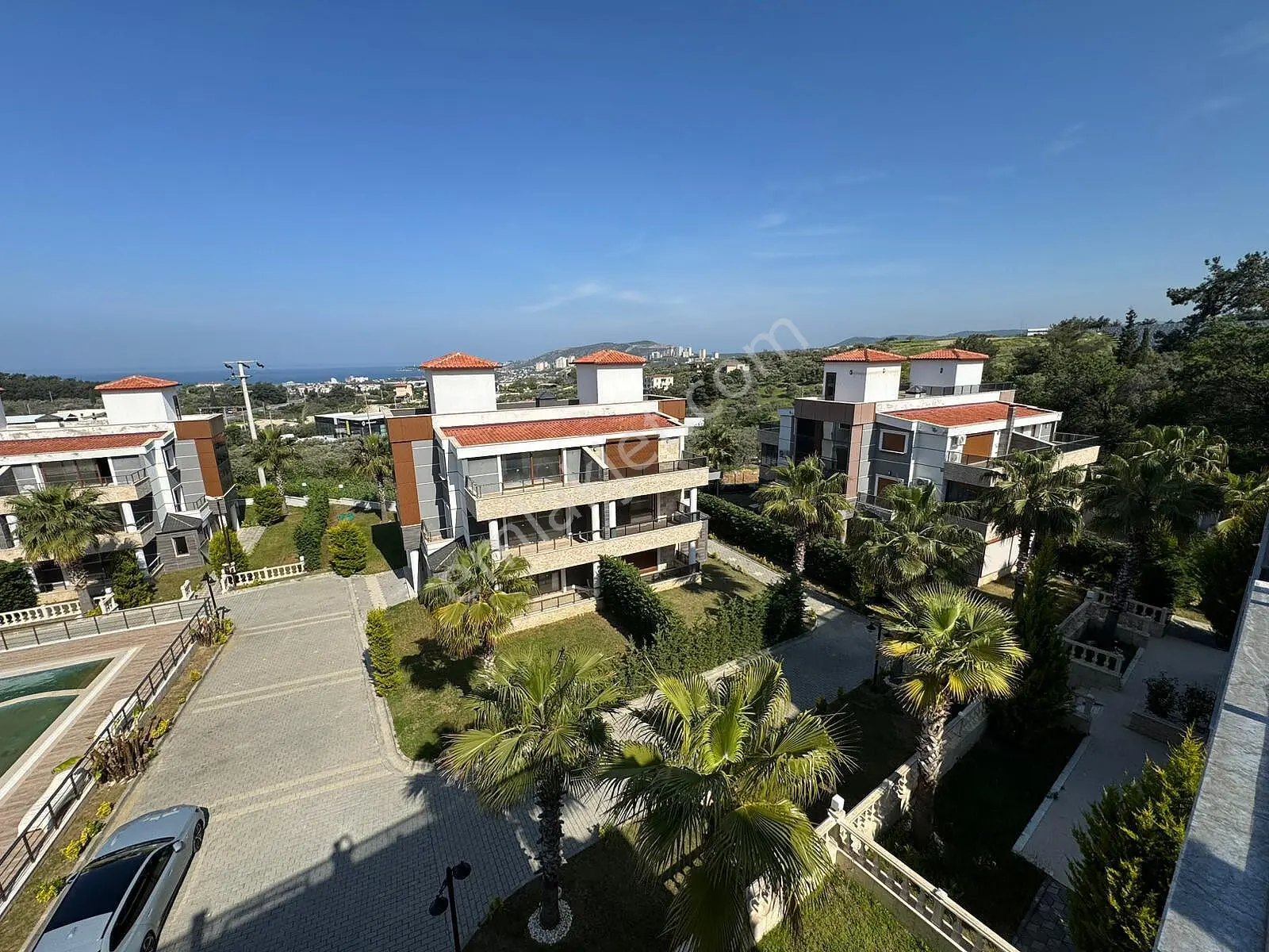 Kuşadası'nda Geniş Havuzlu Sitede Eşyalı Ve Asansörlü Villa - Görsel 2