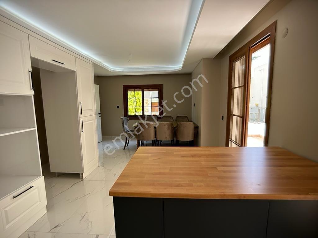 Kuşadası'nda Geniş Havuzlu Sitede Eşyalı Ve Asansörlü Villa - Görsel 25