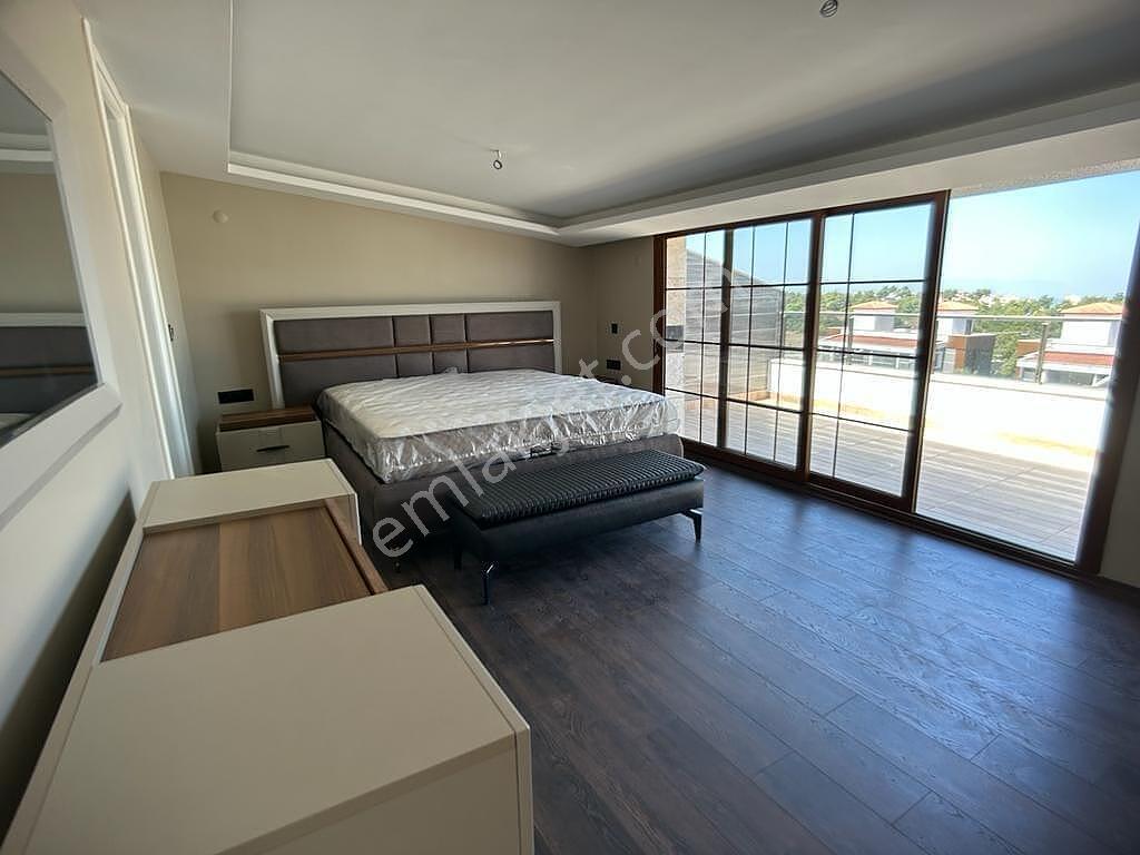 Kuşadası'nda Geniş Havuzlu Sitede Eşyalı Ve Asansörlü Villa - Görsel 35