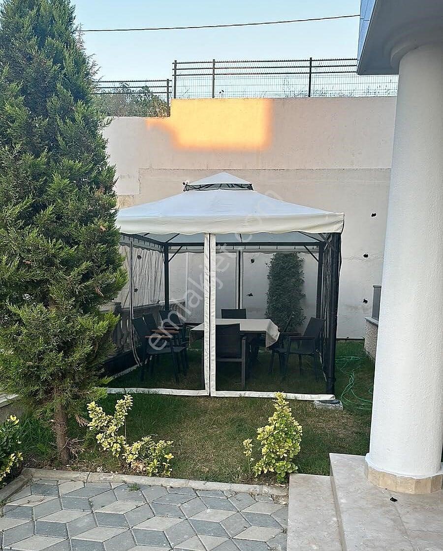 Kuşadası'nda Geniş Havuzlu Sitede Eşyalı Ve Asansörlü Villa - Görsel 10