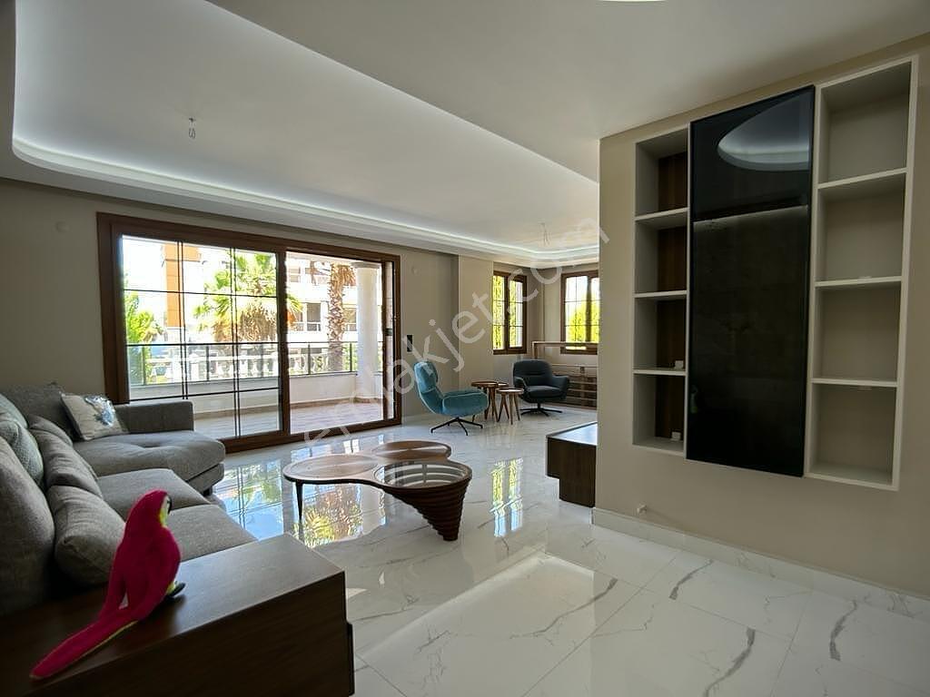 Kuşadası'nda Geniş Havuzlu Sitede Eşyalı Ve Asansörlü Villa - Görsel 21