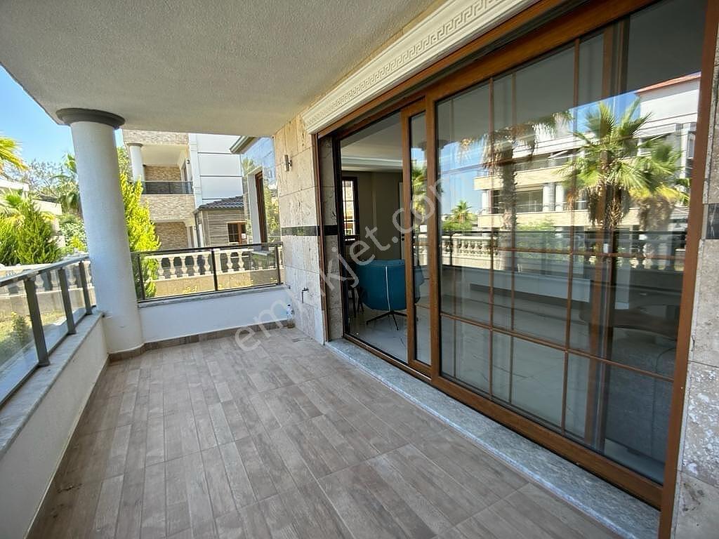 Kuşadası'nda Geniş Havuzlu Sitede Eşyalı Ve Asansörlü Villa - Görsel 16