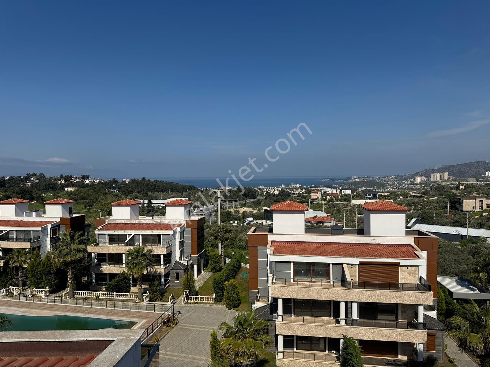 Kuşadası'nda Geniş Havuzlu Sitede Eşyalı Ve Asansörlü Villa - Görsel 5
