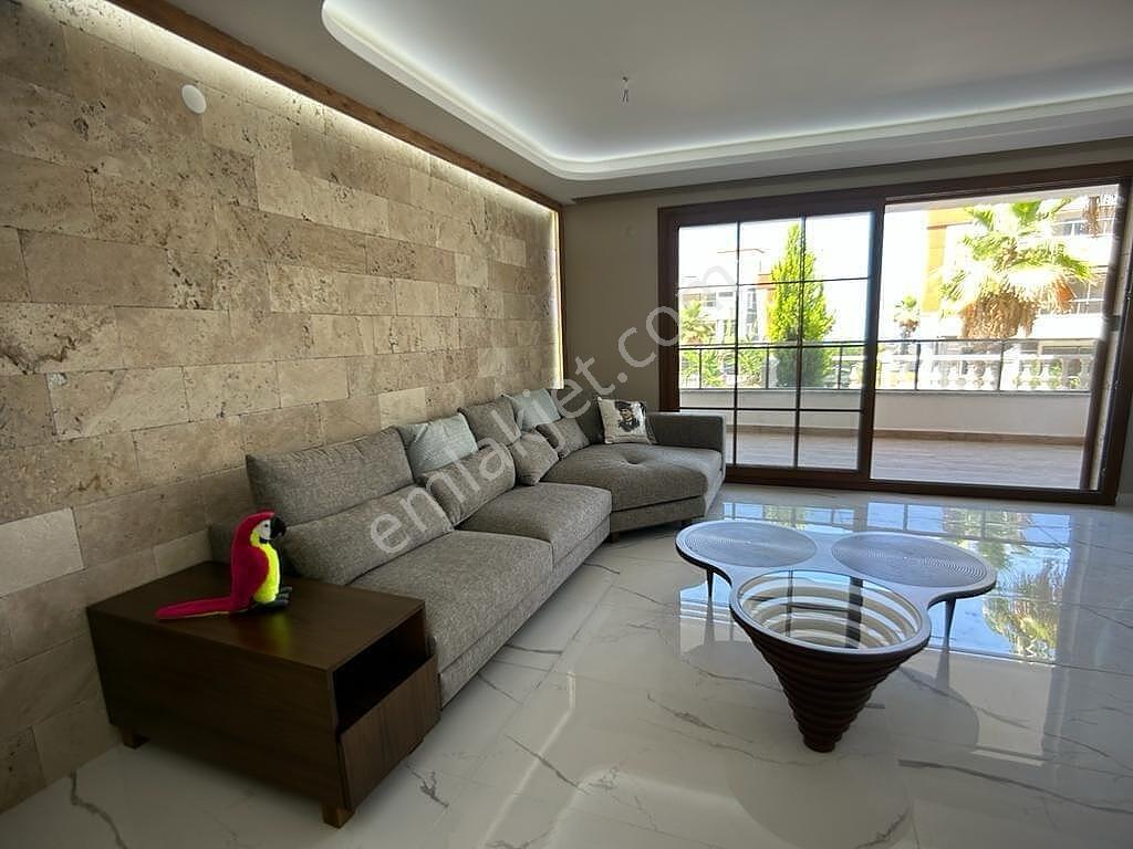 Kuşadası'nda Geniş Havuzlu Sitede Eşyalı Ve Asansörlü Villa - Görsel 22