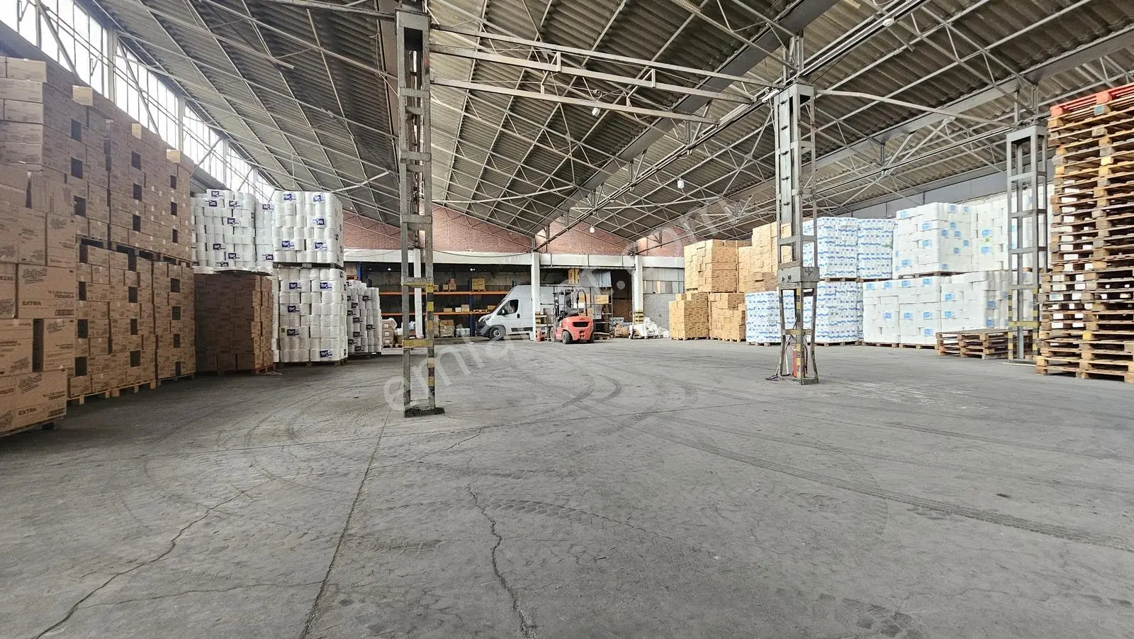 Sinan Tekin'den Kartal E5 Ve Tem Aksında 1300 M2 Harika Depo