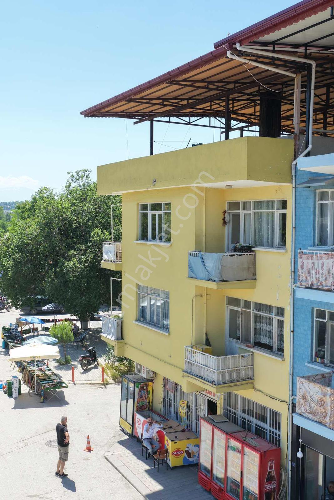 Sarayköy İstasyon Caddesinde Satılık Köşe Başı Bina Market