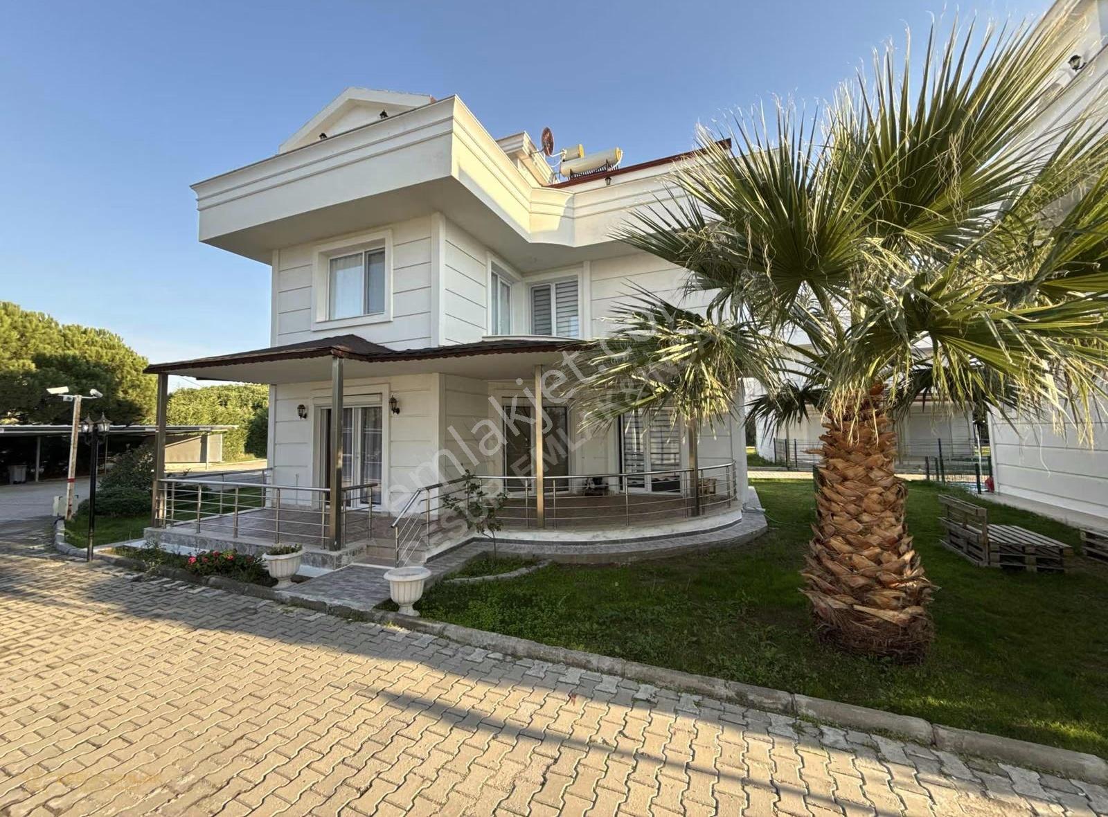İzmir Dikili Palmiye Sitesinde Satılık 5+1 Villa
