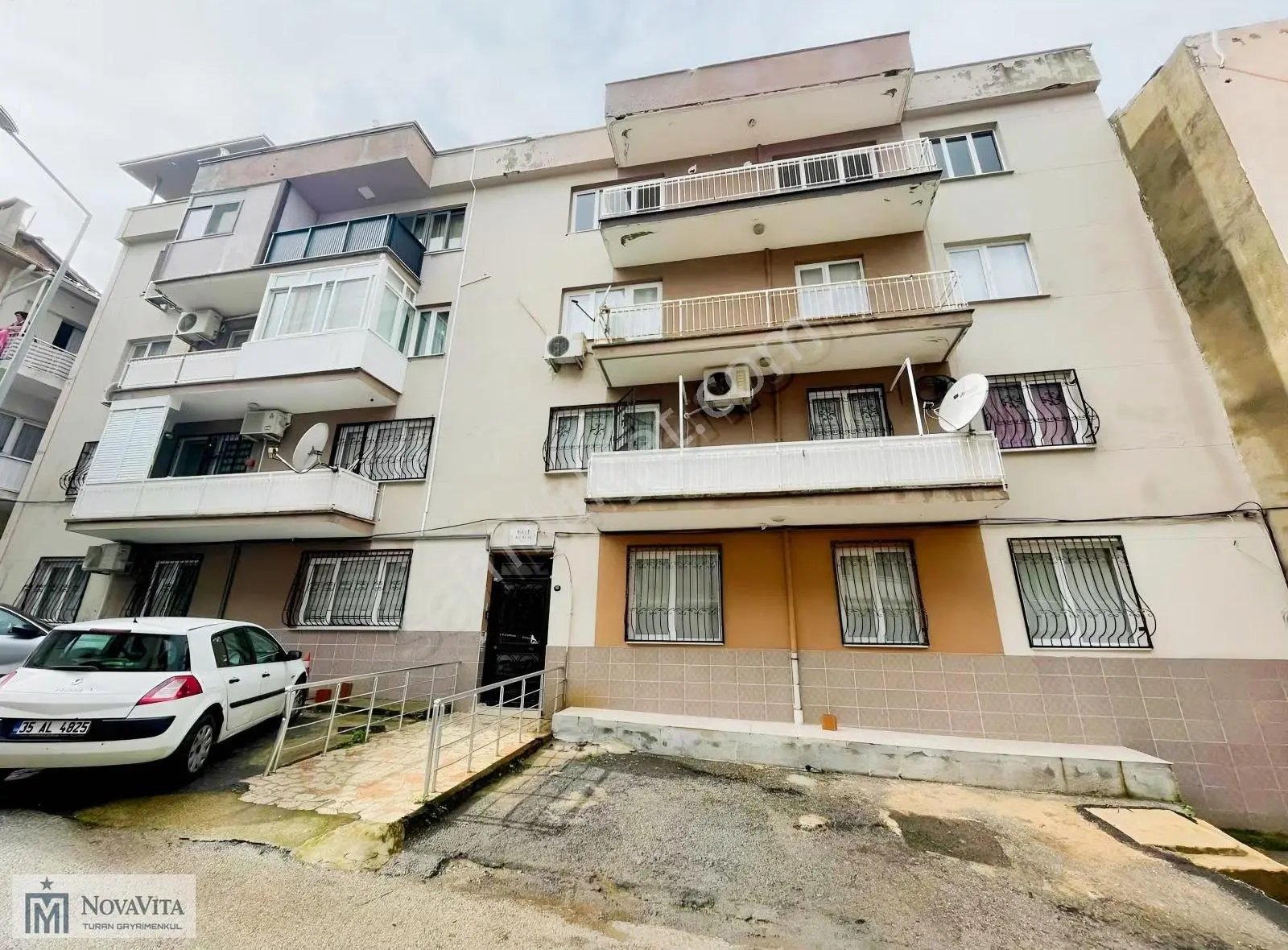 Balçovada Satılık 3+1 Çatı Kullanımı Ait Daire