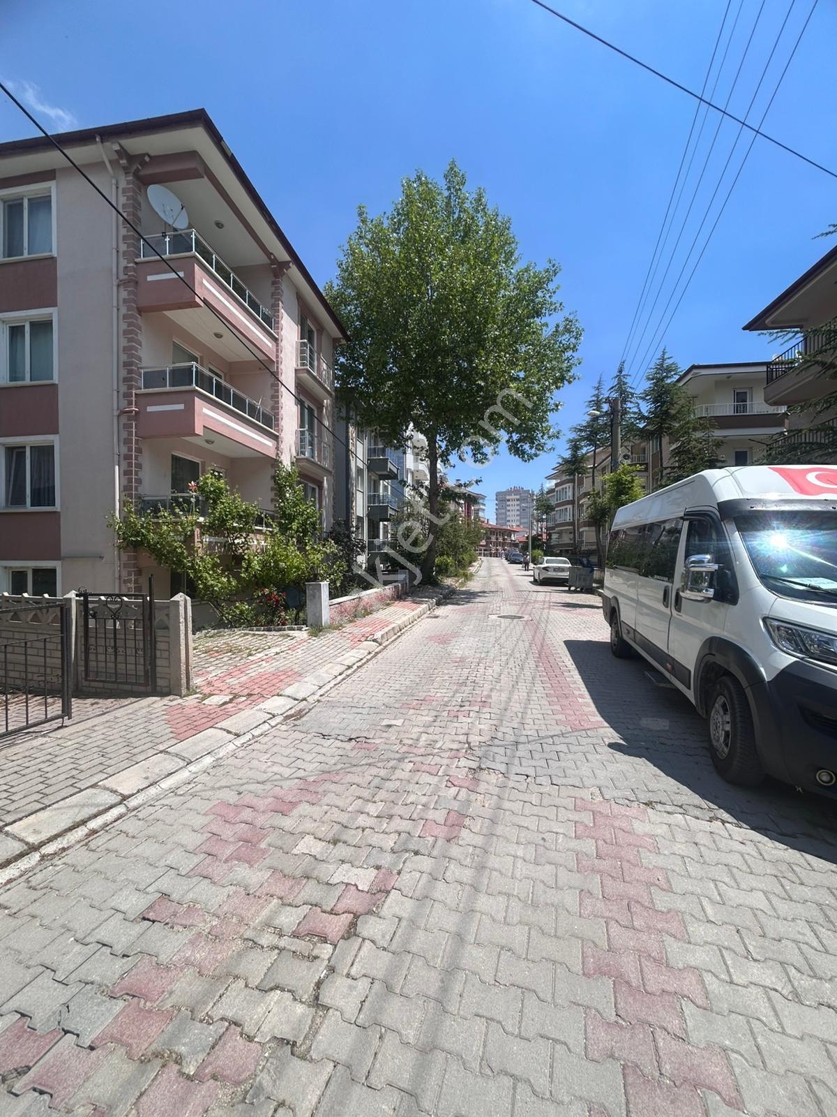 Afyon Üçok Emlaktan Esentepe Mah Kiralık 2+1 Temiz Bakımlı Daire - Görsel 2