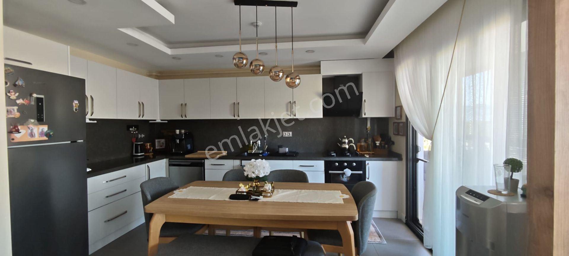 Kuşadası Kadınlar Denizinde Geniş Bakımlı 3+1 Satılık Daire - Görsel 8