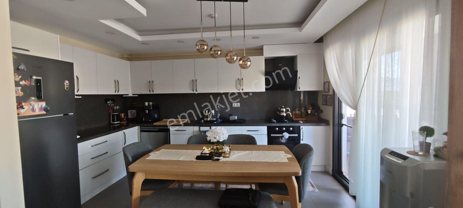 Kuşadası Kadınlar Denizinde Geniş Bakımlı 3+1 Satılık Daire - Görsel 7