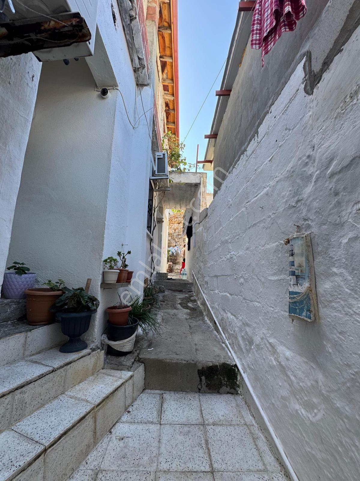 Ayvada'dan Ayvalık Merkez’de Tek Tapudan 3 Ayrı Girişli 3. Kağir Rum Evi​ - Görsel 11