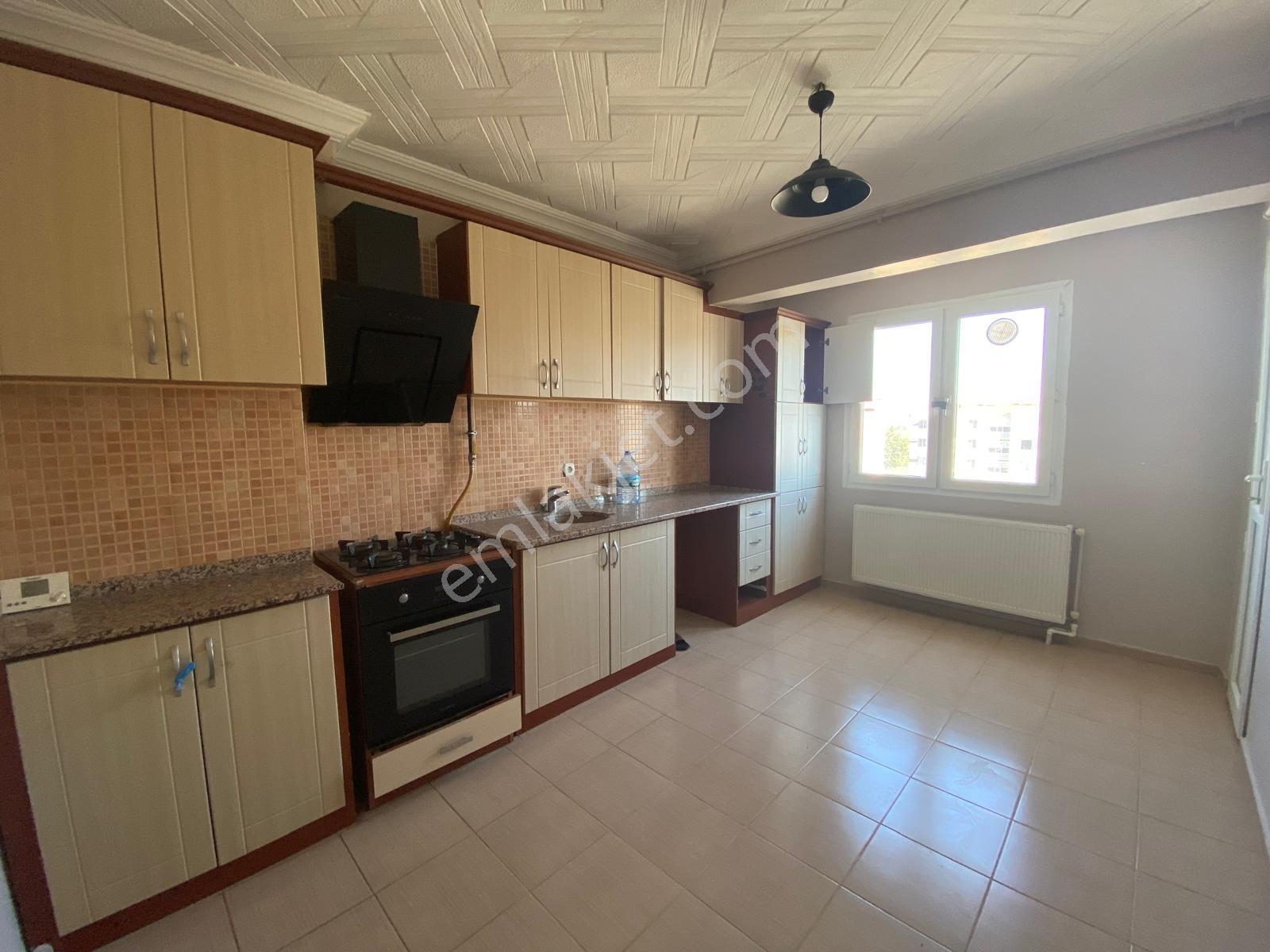 Reşatbey Mah. Belediye Konutlarında Kiralık 3+1 Daire - Görsel 2