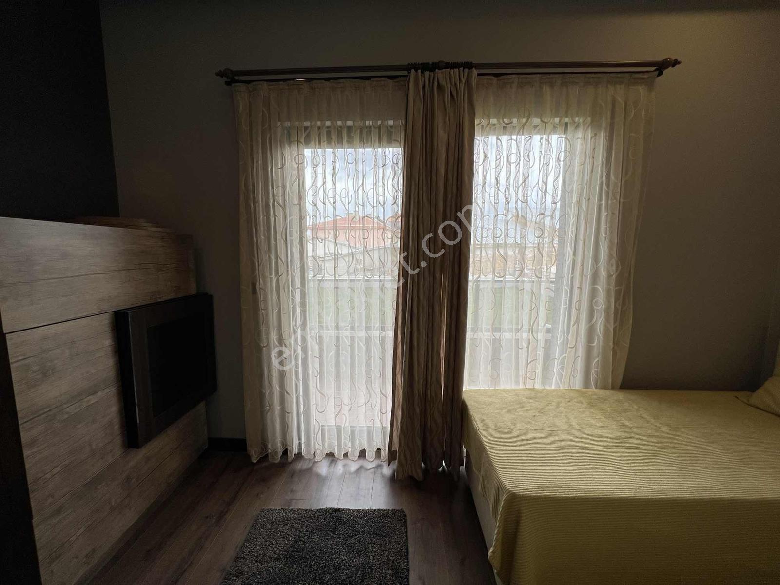 Alaçatı'dan/geniş Balkon/geniş Metre Kare/bulvar - Market Yakını - Görsel 12