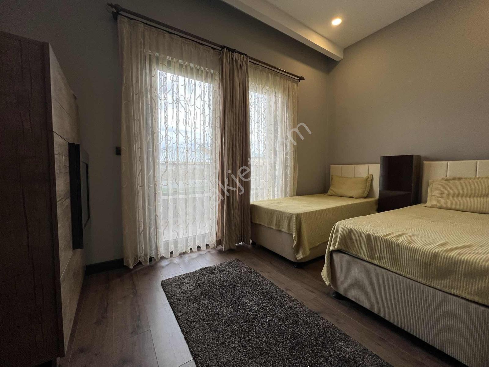 Alaçatı'dan/geniş Balkon/geniş Metre Kare/bulvar - Market Yakını - Görsel 2