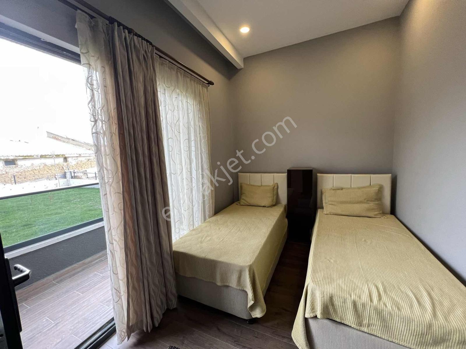 Alaçatı'dan/geniş Balkon/geniş Metre Kare/bulvar - Market Yakını - Görsel 5