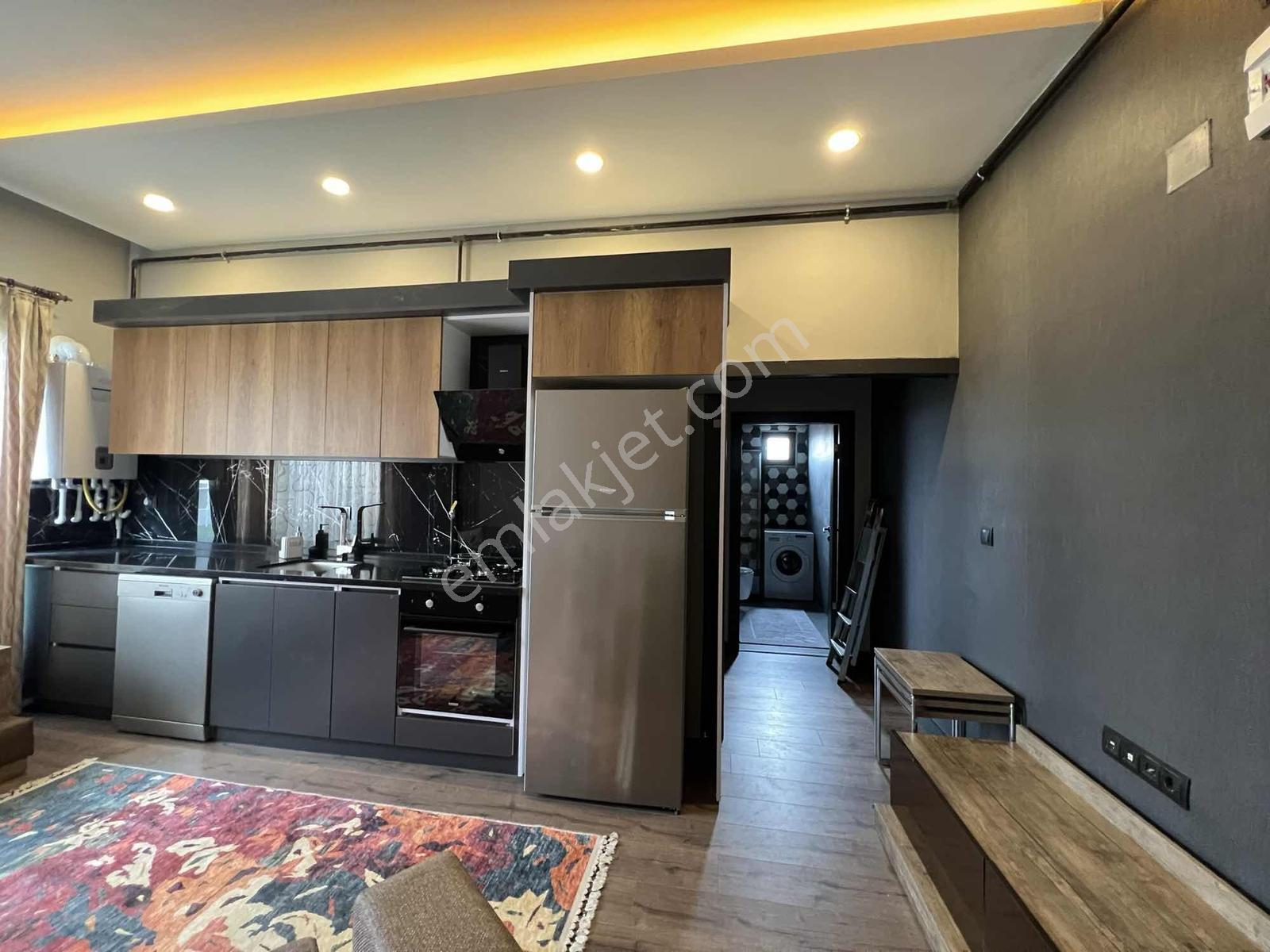 Alaçatı'dan/geniş Balkon/geniş Metre Kare/bulvar - Market Yakını - Görsel 4