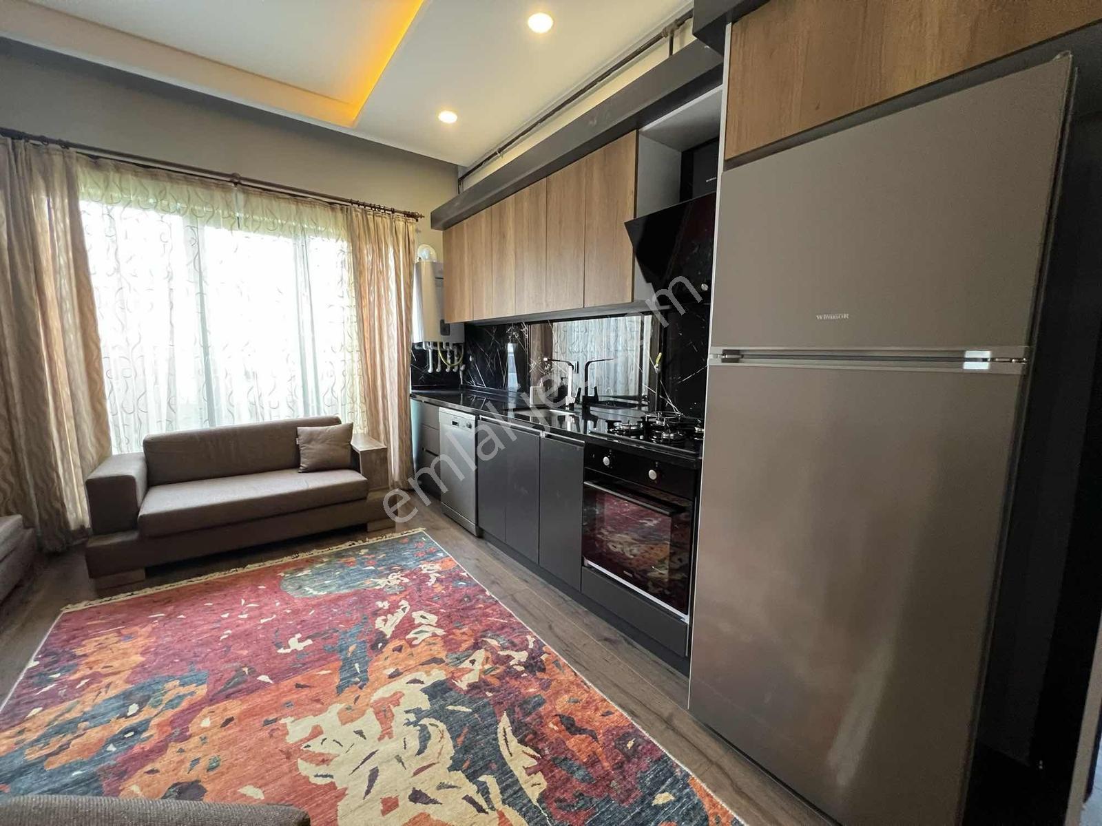 Alaçatı'dan/geniş Balkon/geniş Metre Kare/bulvar - Market Yakını - Görsel 3