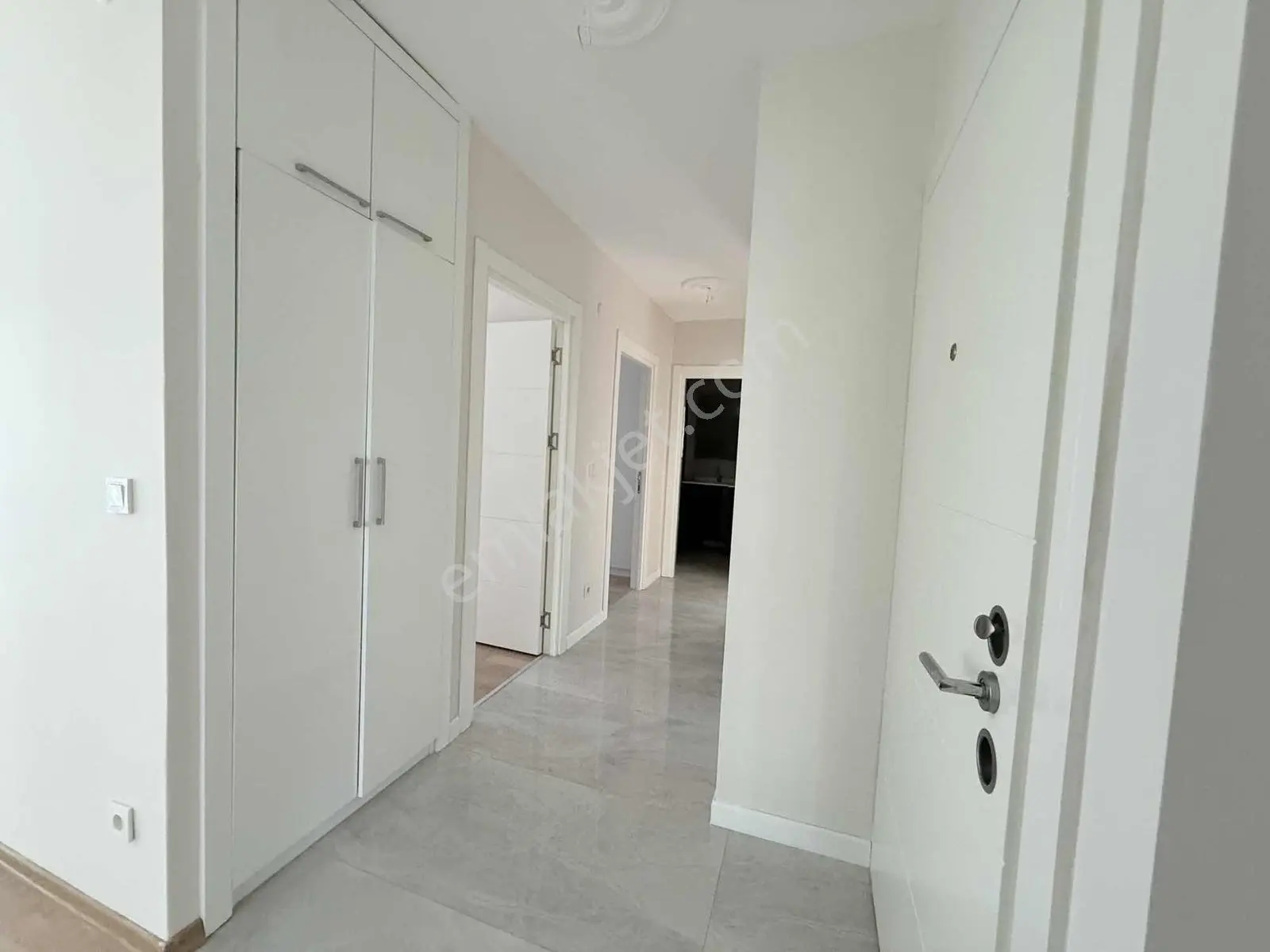 Alkaya'dan Suadiye'de Kiralık 3+1 Balkonlu Daire Ön Cephe - Görsel 4