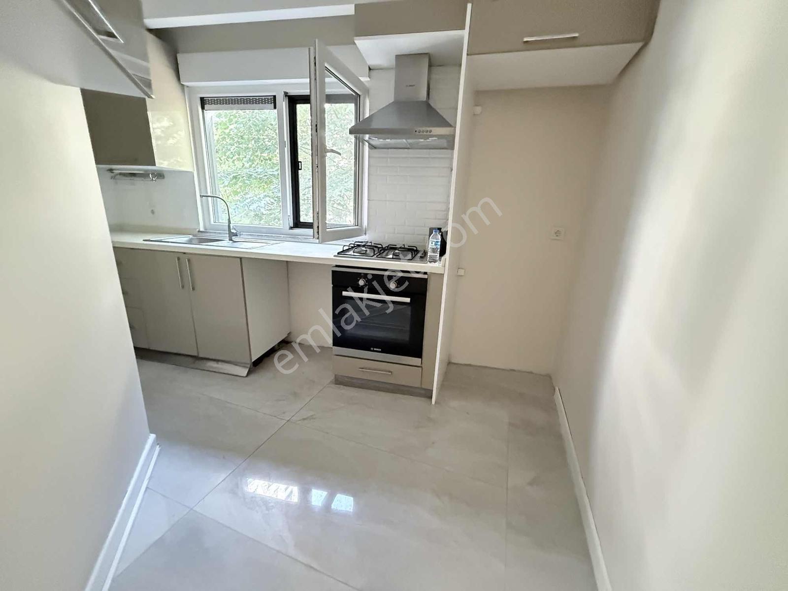 Alkaya'dan Suadiye'de Kiralık 3+1 Balkonlu Daire Ön Cephe - Görsel 5