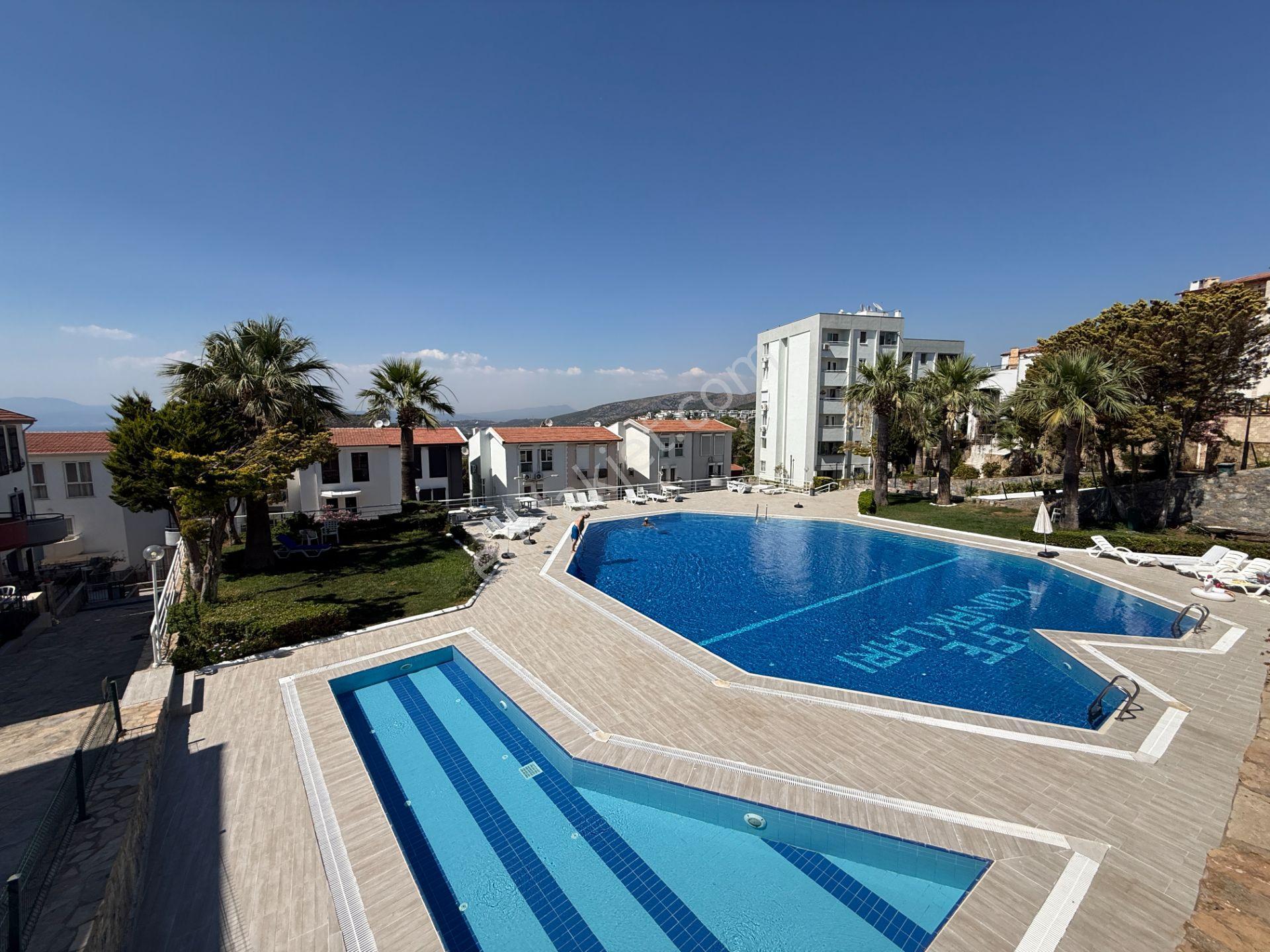 Kuşadası Efe Konakları Sıtesı’nde Denız Manzaralı 4+1 Trıpleks Vılla