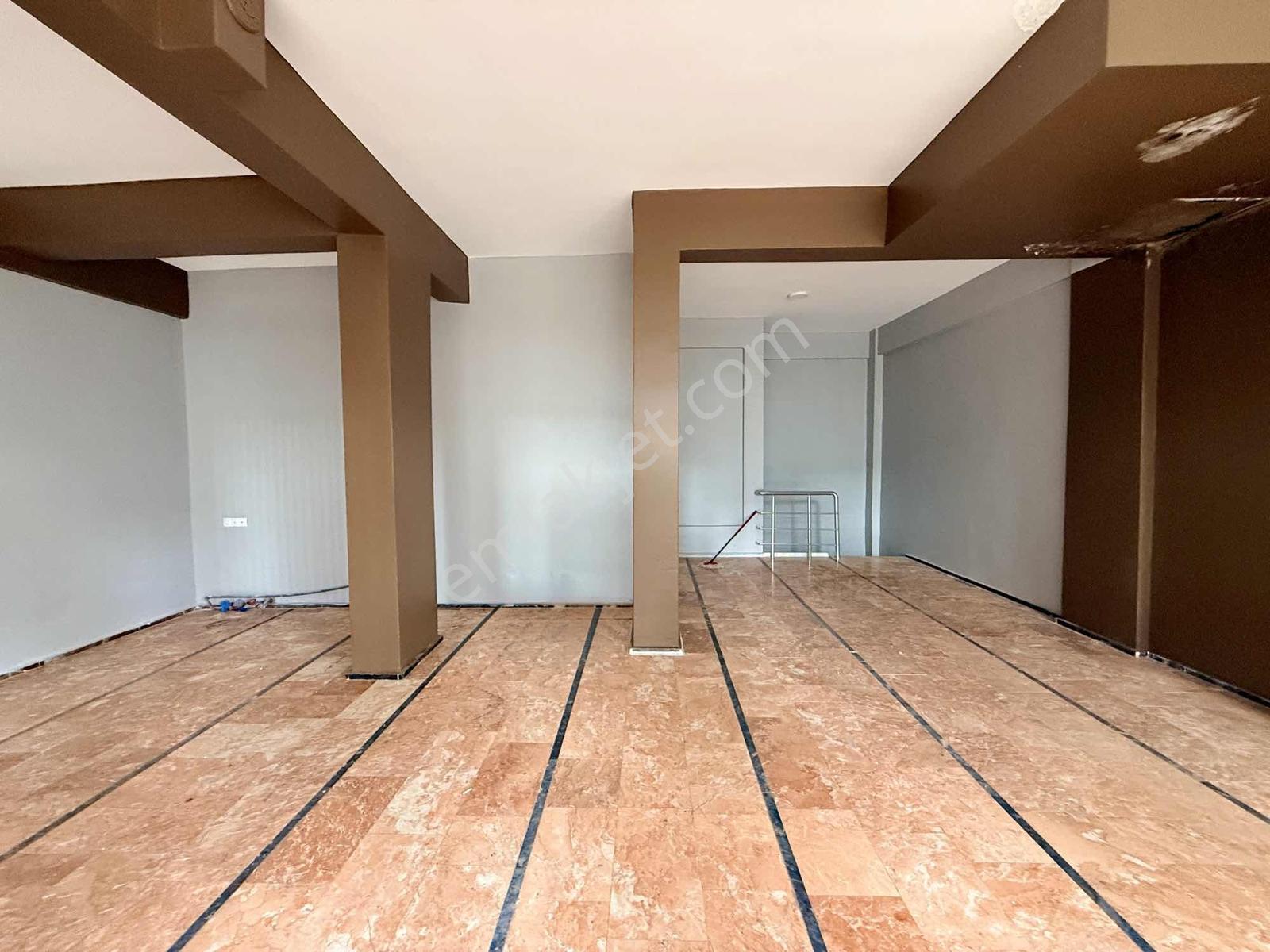 Atakent'te Merkezi Konumda 160 M2 Kiralık Depolu Dükkan - Görsel 3