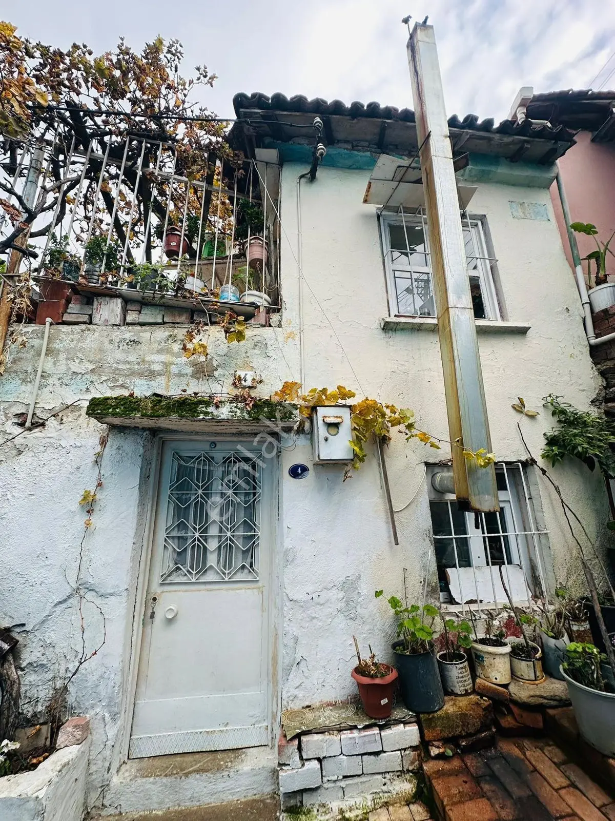 Tire Satılık Müstakil Ev İki Katlı En Üstte Terası Mevcut Esyalı Verilecek - Görsel 2