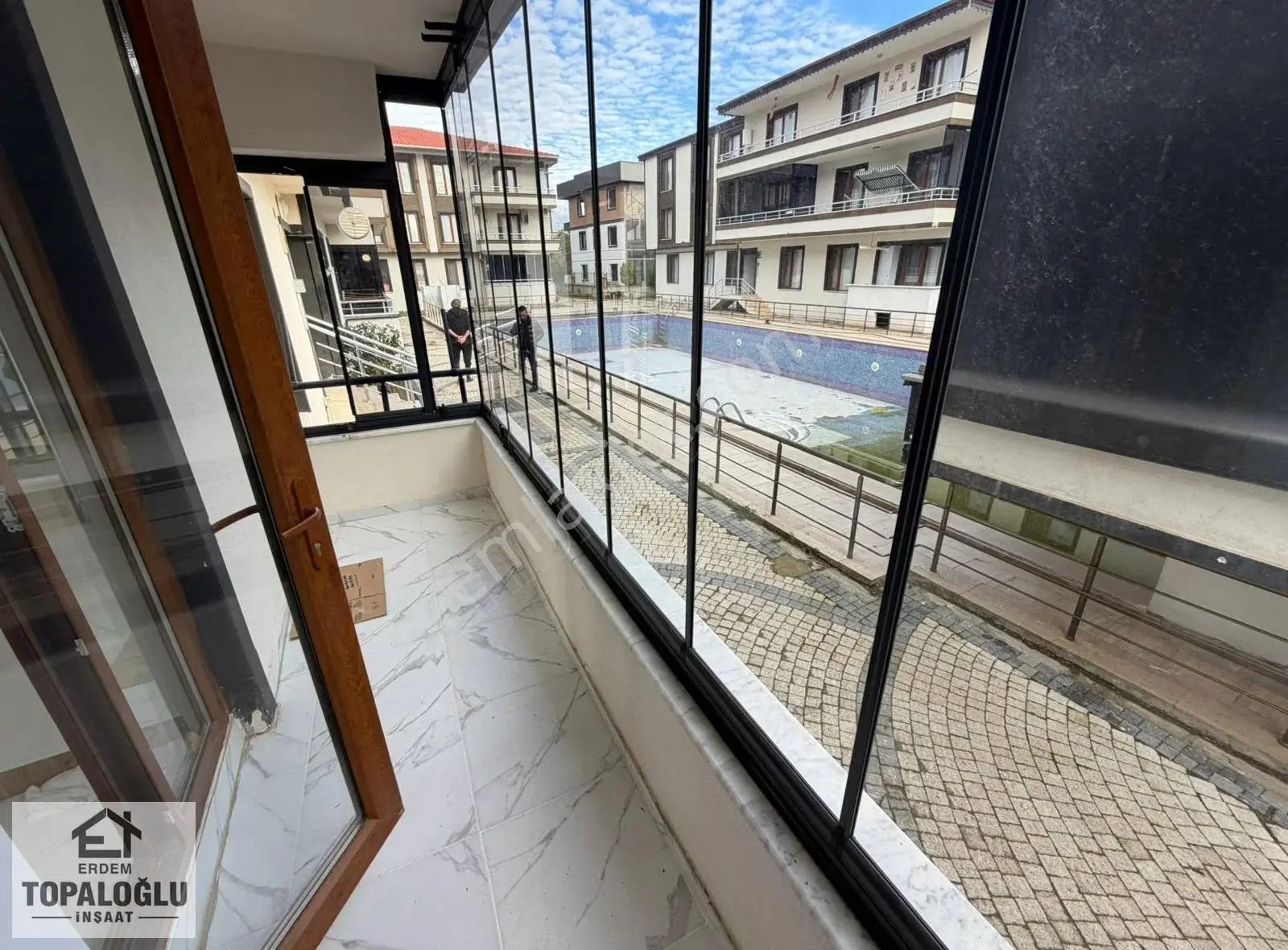Karasu Merkezde Havuzlu Sitede Kiralık Boş 1+1 Daire - Görsel 2