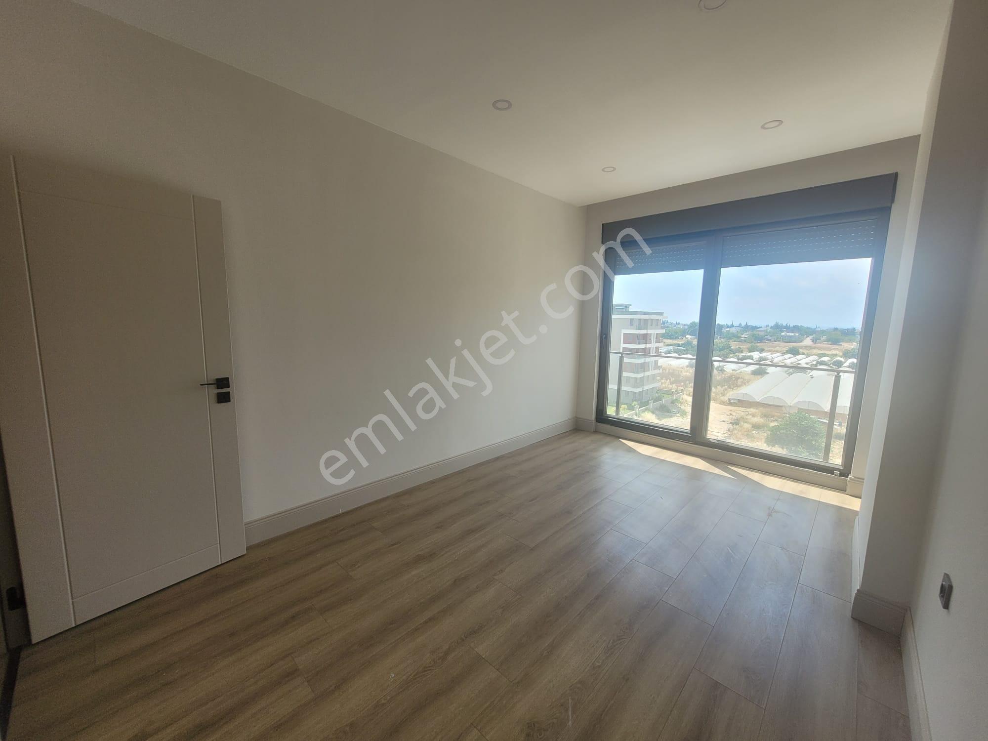 Altıntaş'ta Havuzlu Site De Kapalı Otoparklı 1+1 Kiralık - Görsel 5