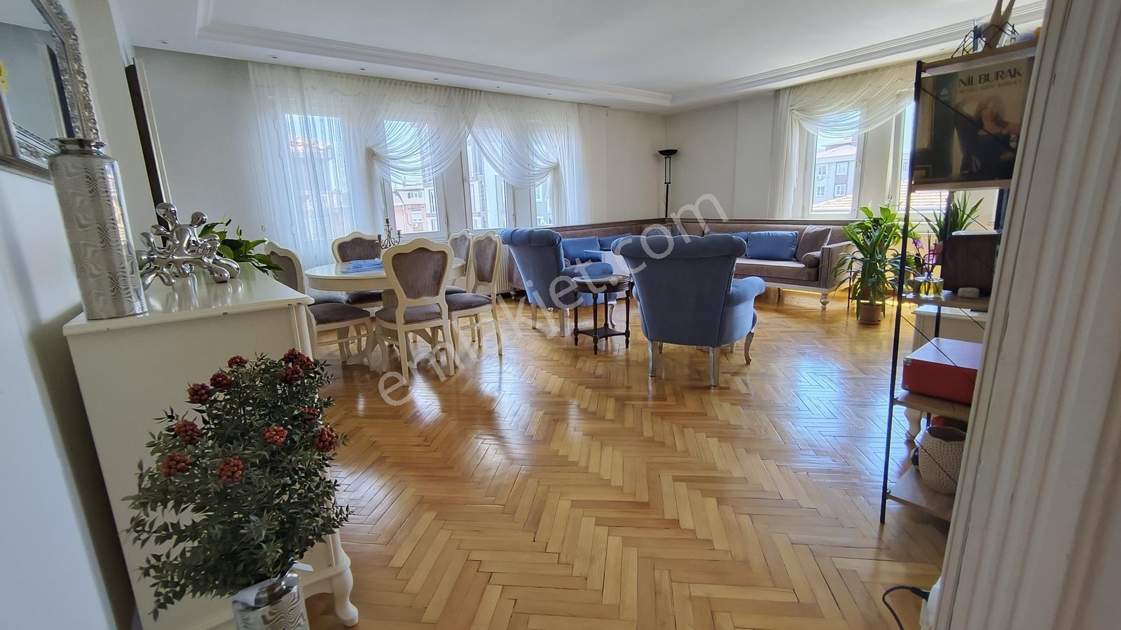 Cumhuriyette Site İçinde Geniş 130 M2 Ferah Önü Açık 4 Kat Daire