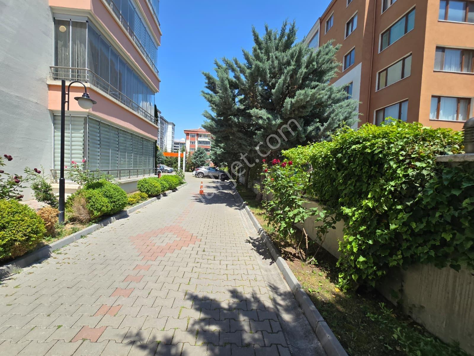 Ahi Mesutta Geniş Ve Ferah 4+1 Ara Kat Satılık Daire - Görsel 24