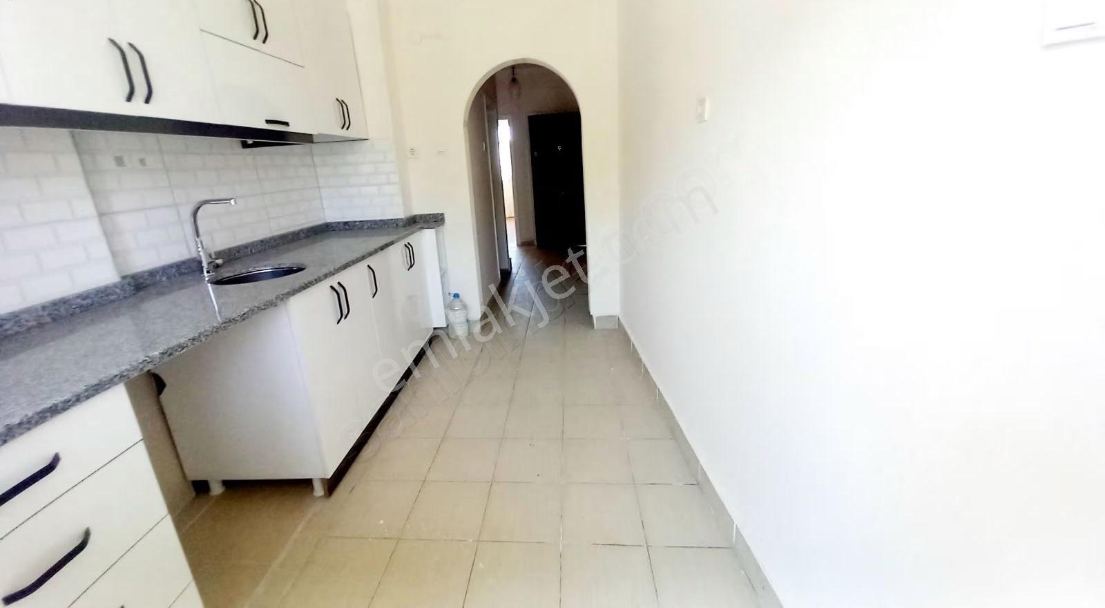 82 Salı Pazarı Caddesinde Köşebaşı Bina 2+1 Acil Satılık - Görsel 3