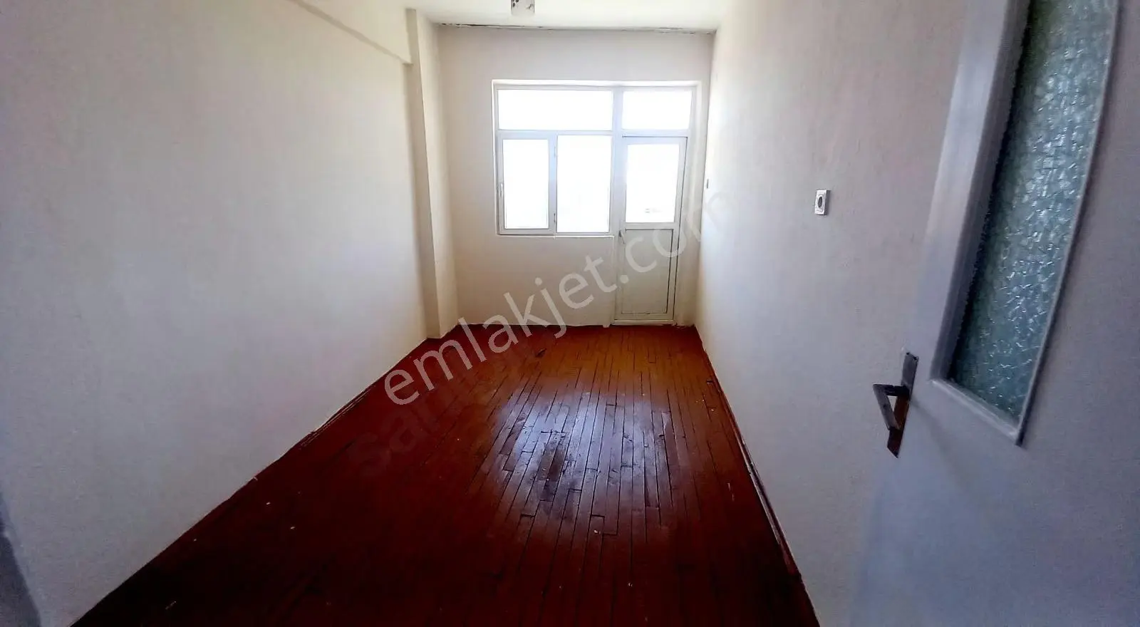 82 Salı Pazarı Caddesinde Köşebaşı Bina 2+1 Acil Satılık - Görsel 4