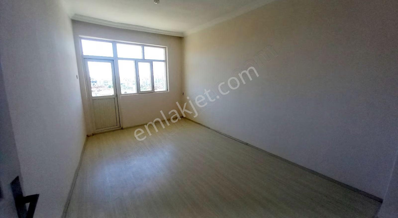 82 Salı Pazarı Caddesinde Köşebaşı Bina 2+1 Acil Satılık - Görsel 7