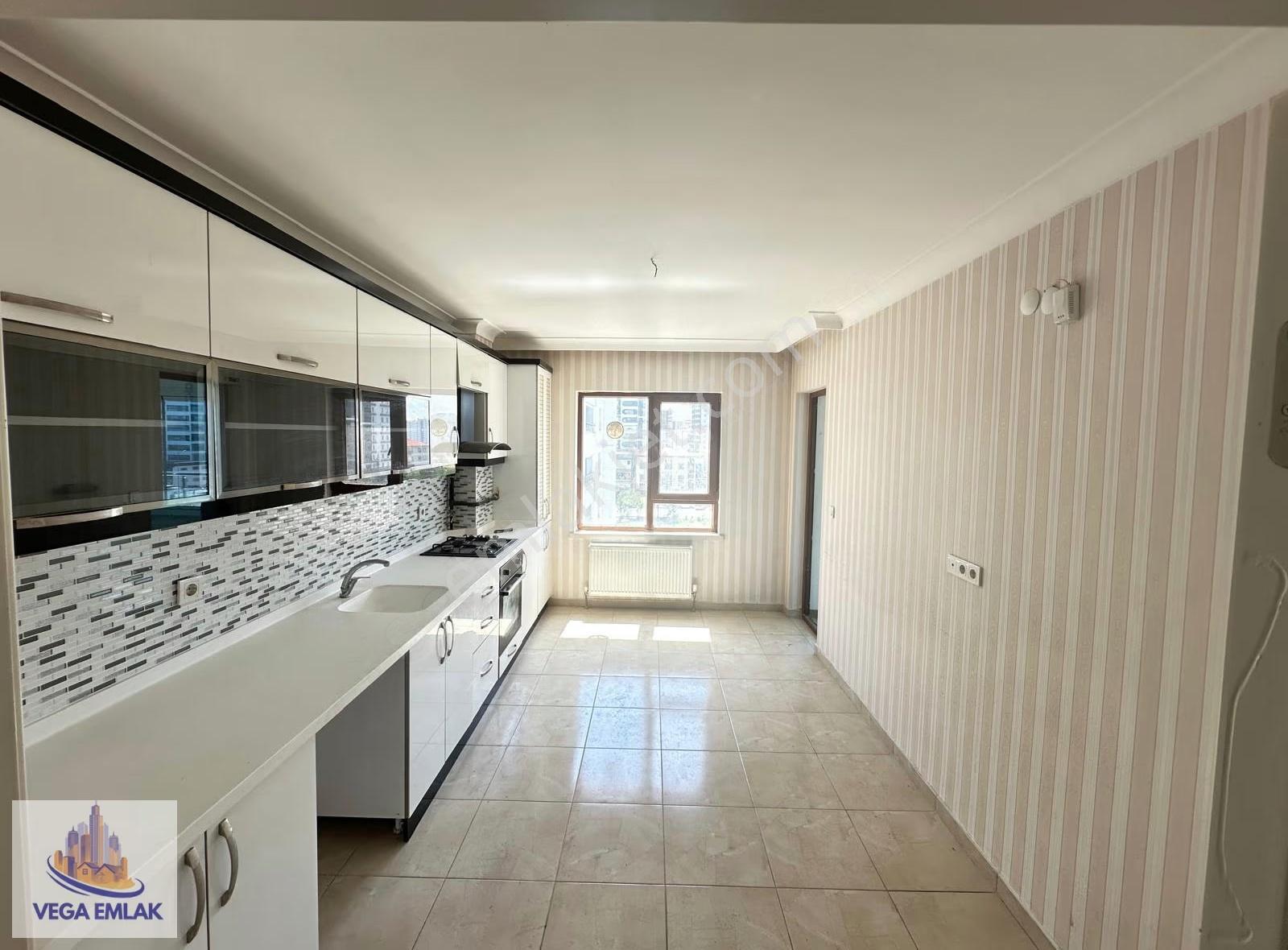Vega Emlak'tan Cadde Yanı İki Bloklu Sitede Geniş Ferah 3+1
