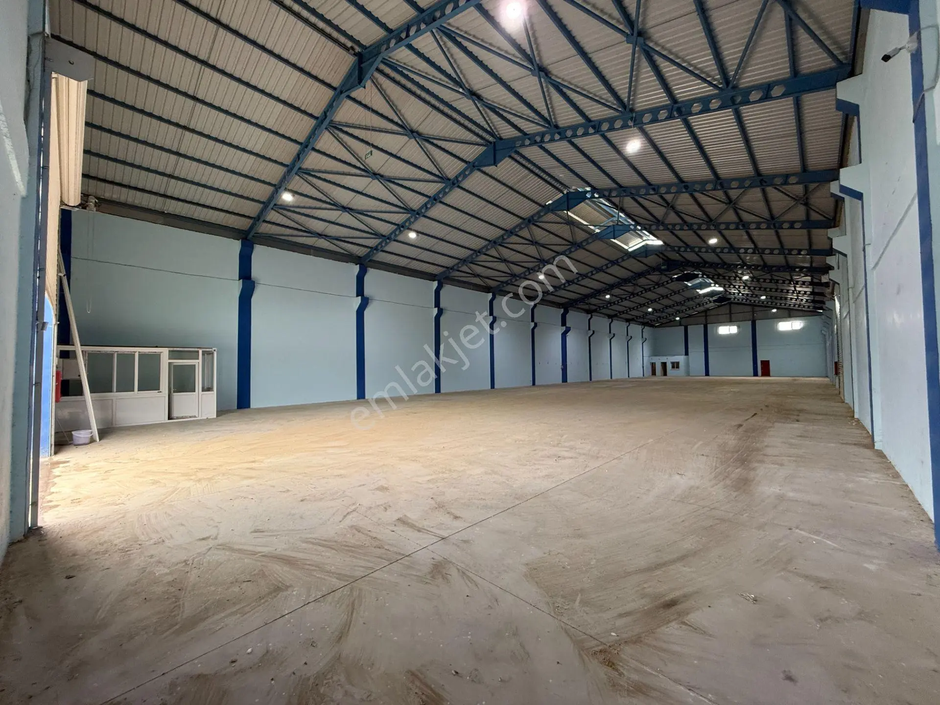 Karataş Caddesinde 1500 M2 Yüksek Tavanlı İşyeri/depo