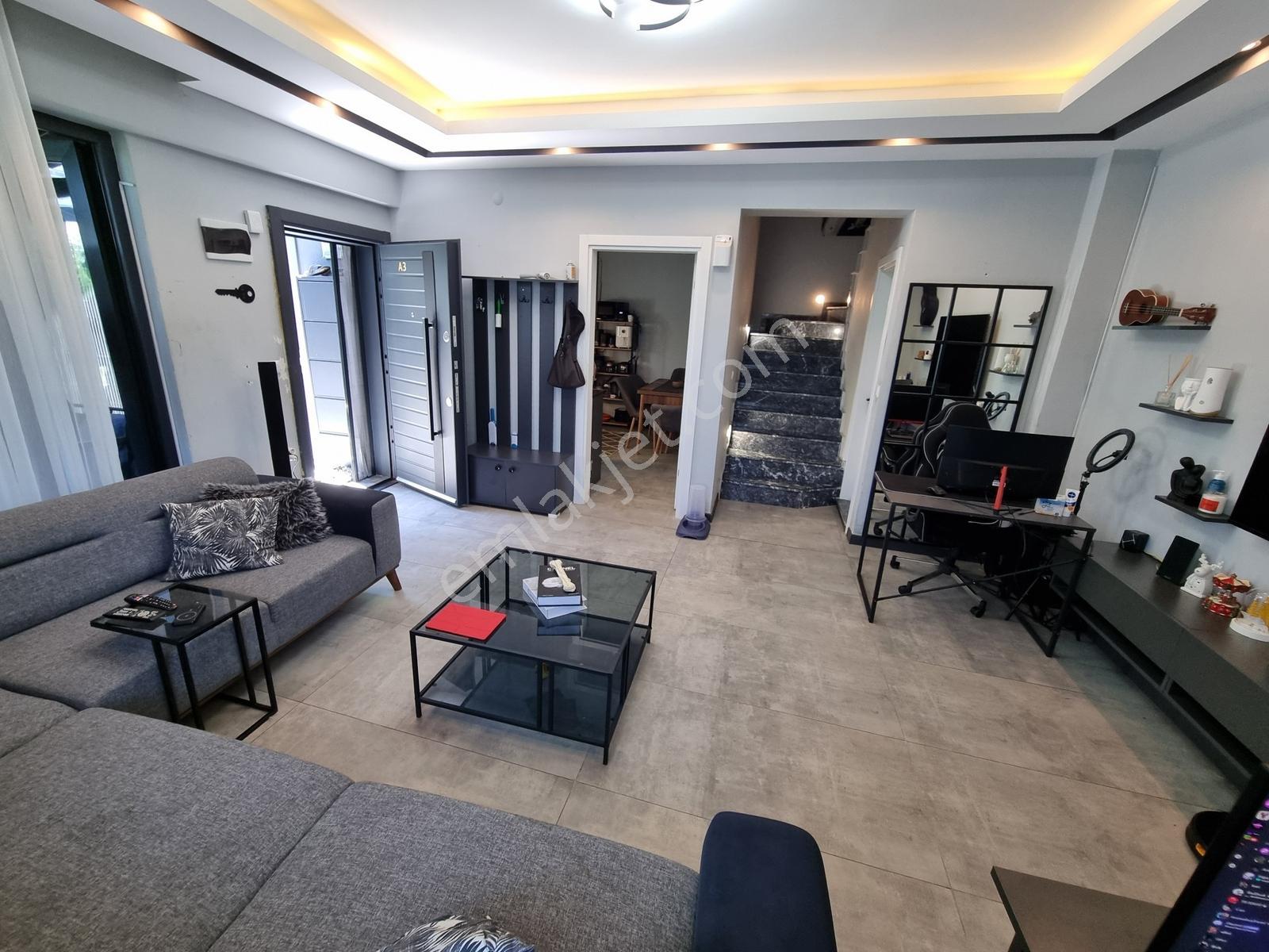 Havuzlu Sitede Müstakil Bahçeli Teraslı Verandalı Villa - Görsel 3
